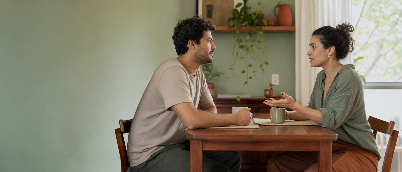 Duas pessoas conversando com atenção